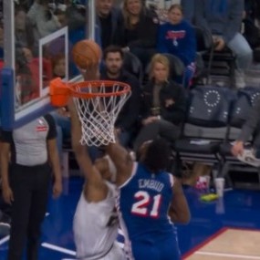 这也行？恩比德明显干扰球裁判没吹 好像还动手拉纳吉球衣了